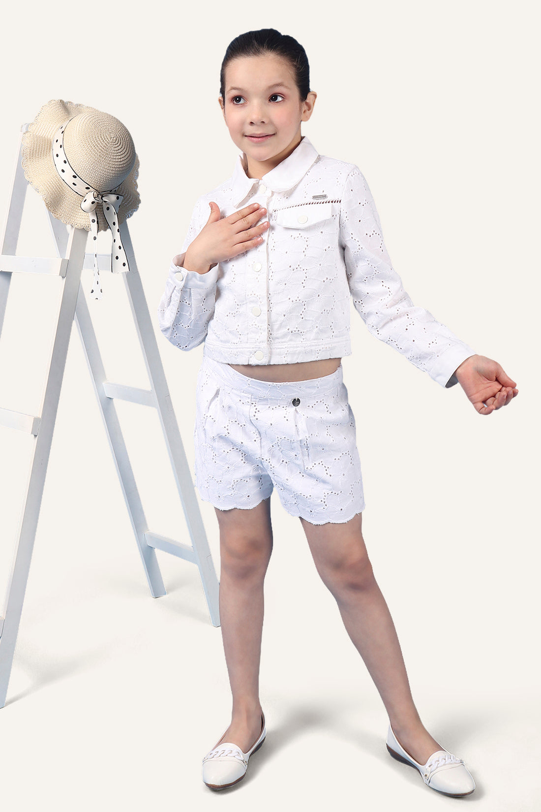 Girls white schiffli shorts with bow