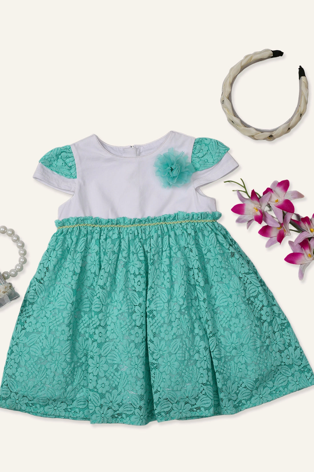 छोटी लड़कियों के लिए मिंट लेस ड्रेस