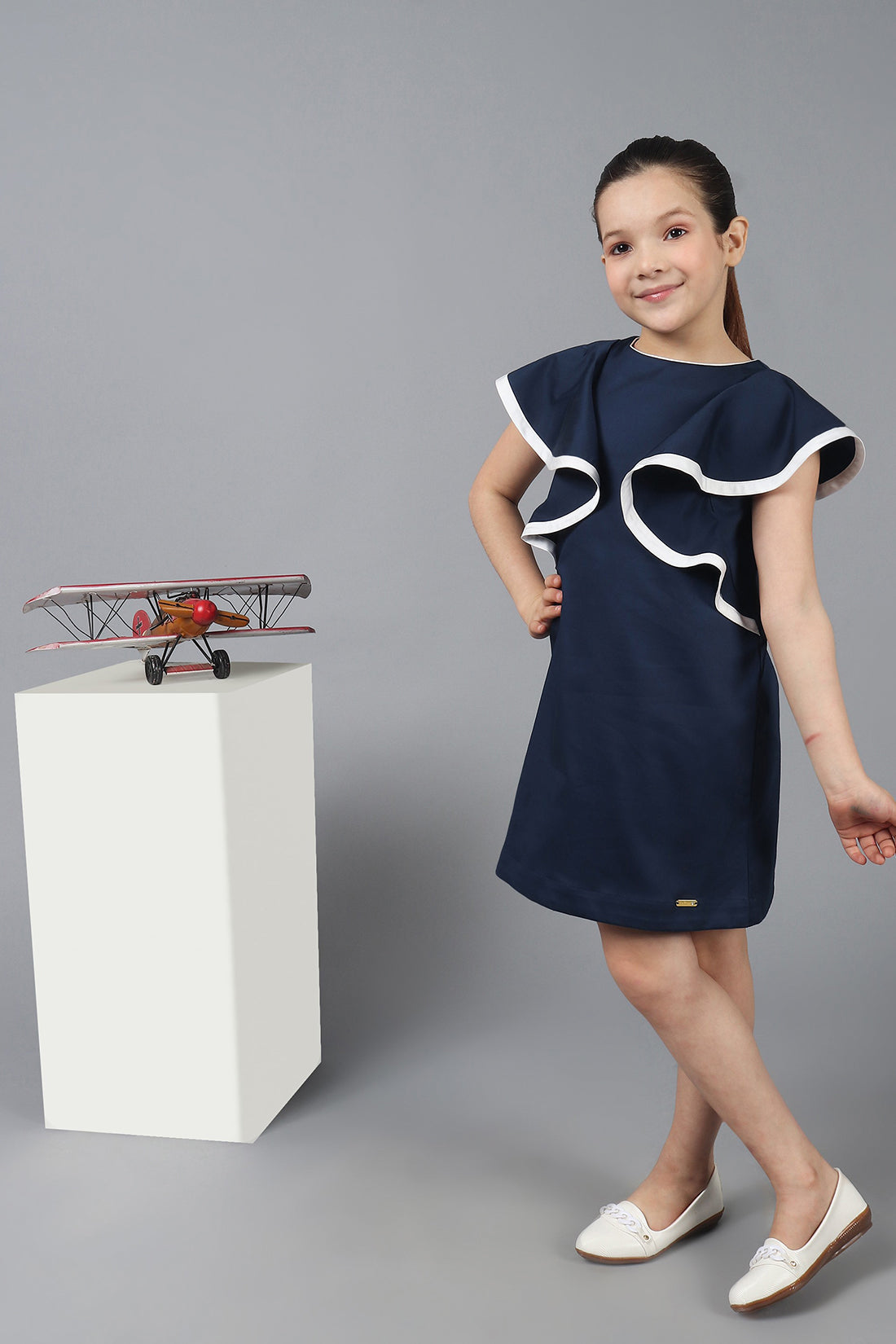 लड़कियों के लिए नेवी ब्लू सॉलिड ऑकेजन ड्रेस