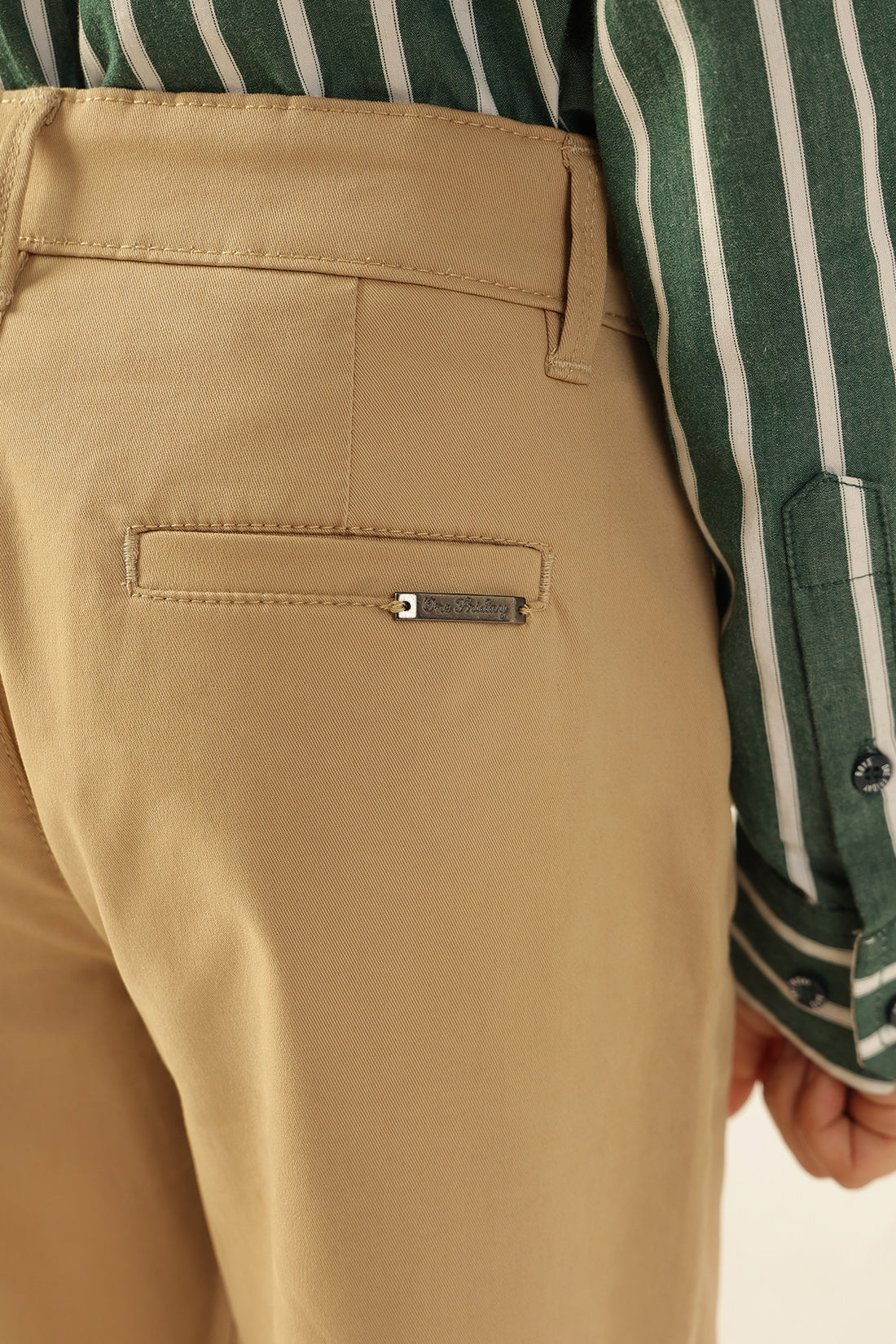 लड़कों के बेज सॉलिड एम्बेलिश्ड टवील ट्राउजर