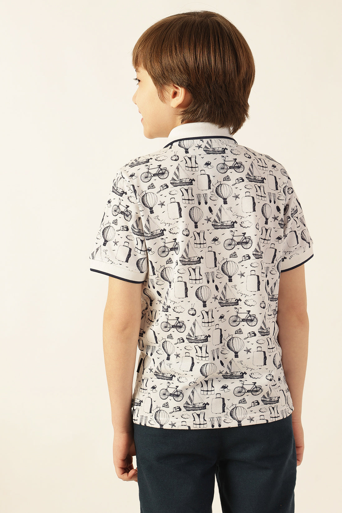 लड़कों की सफ़ेद एब्स्ट्रैक्ट पोलो नेक निट टी-शर्ट