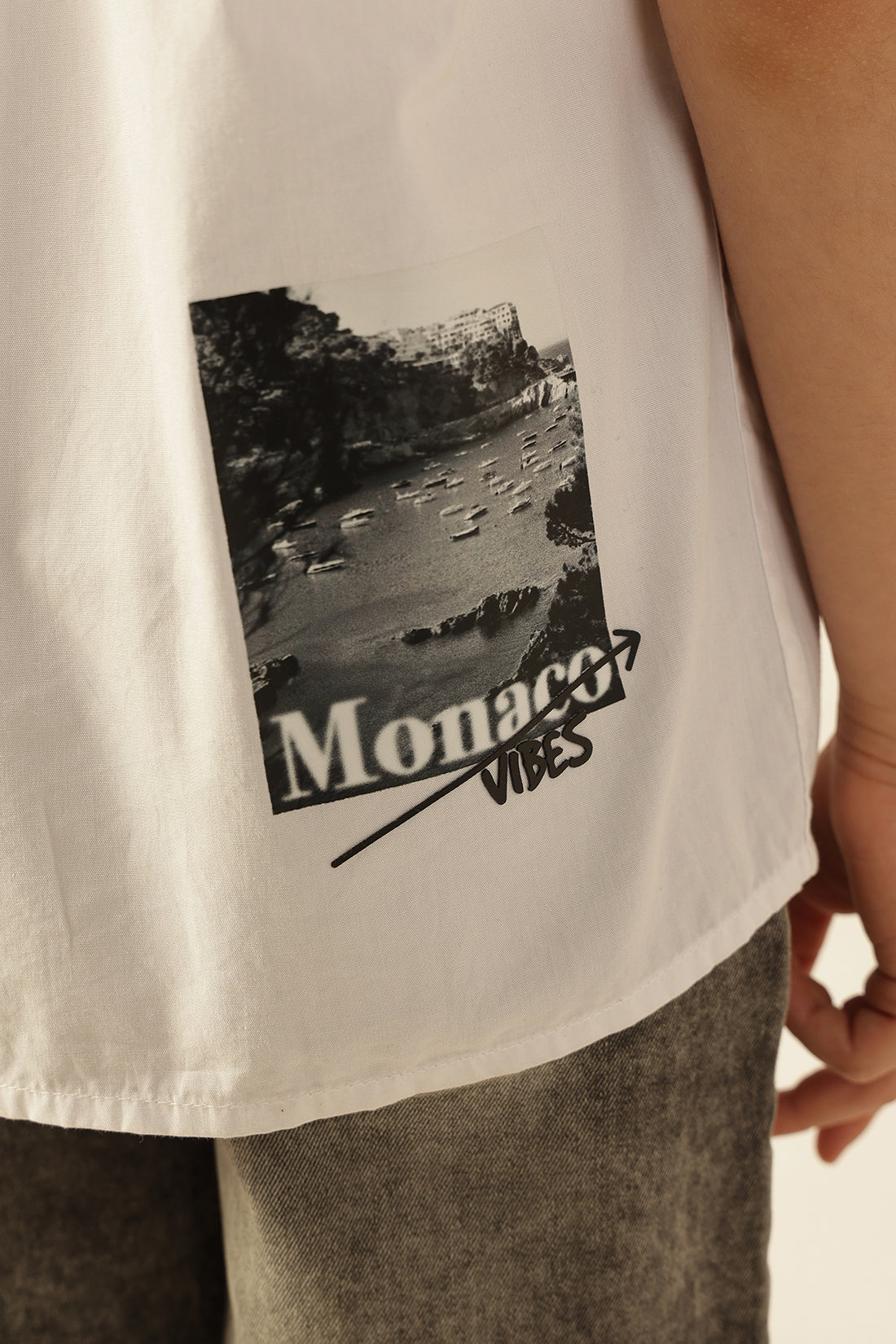 लड़कों के लिए सफ़ेद प्रिंटेड कॉटन शर्ट