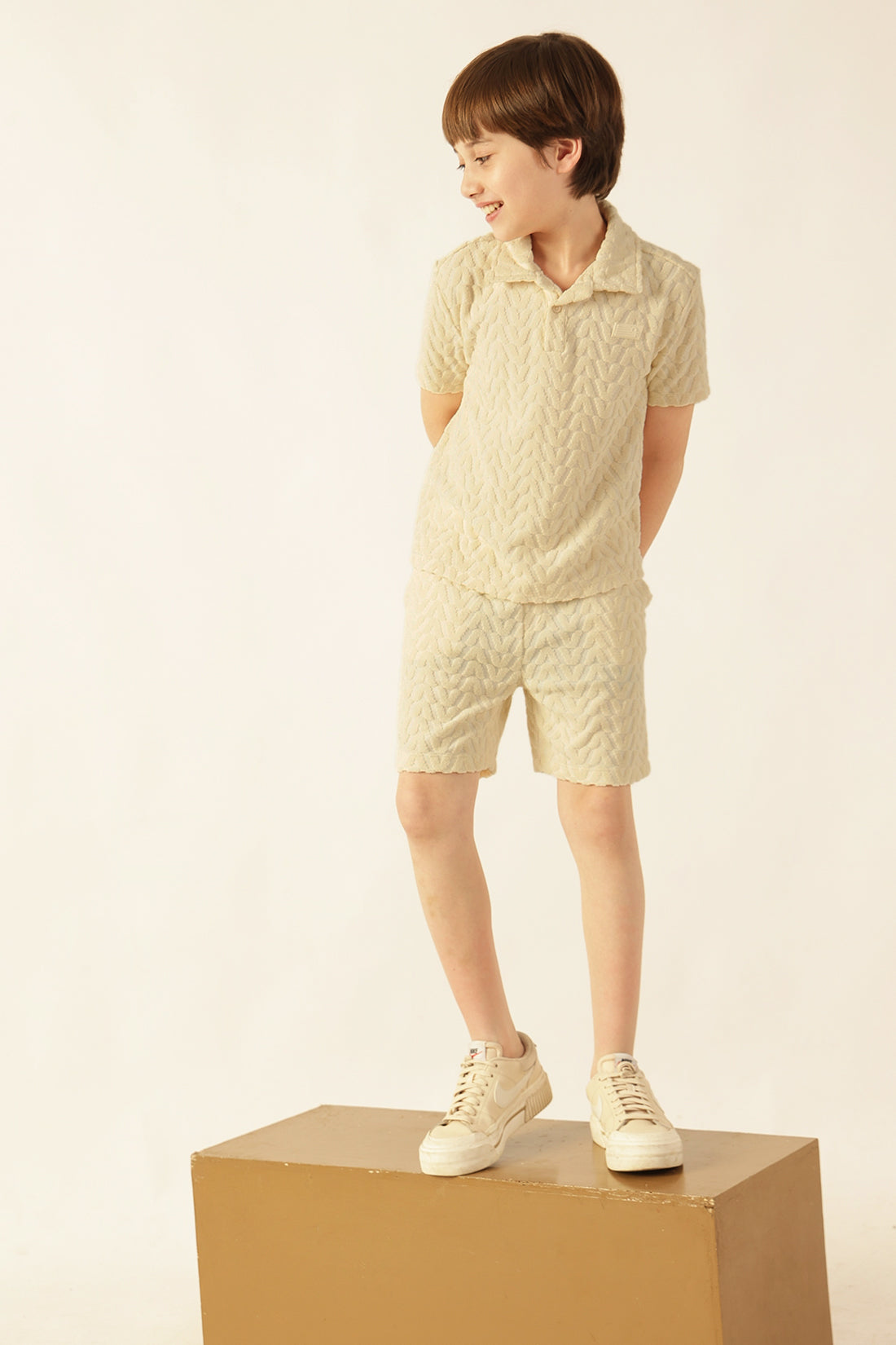 लड़कों के लिए ऑफ व्हाइट एब्सट्रैक्ट टेरी निट शॉर्ट्स