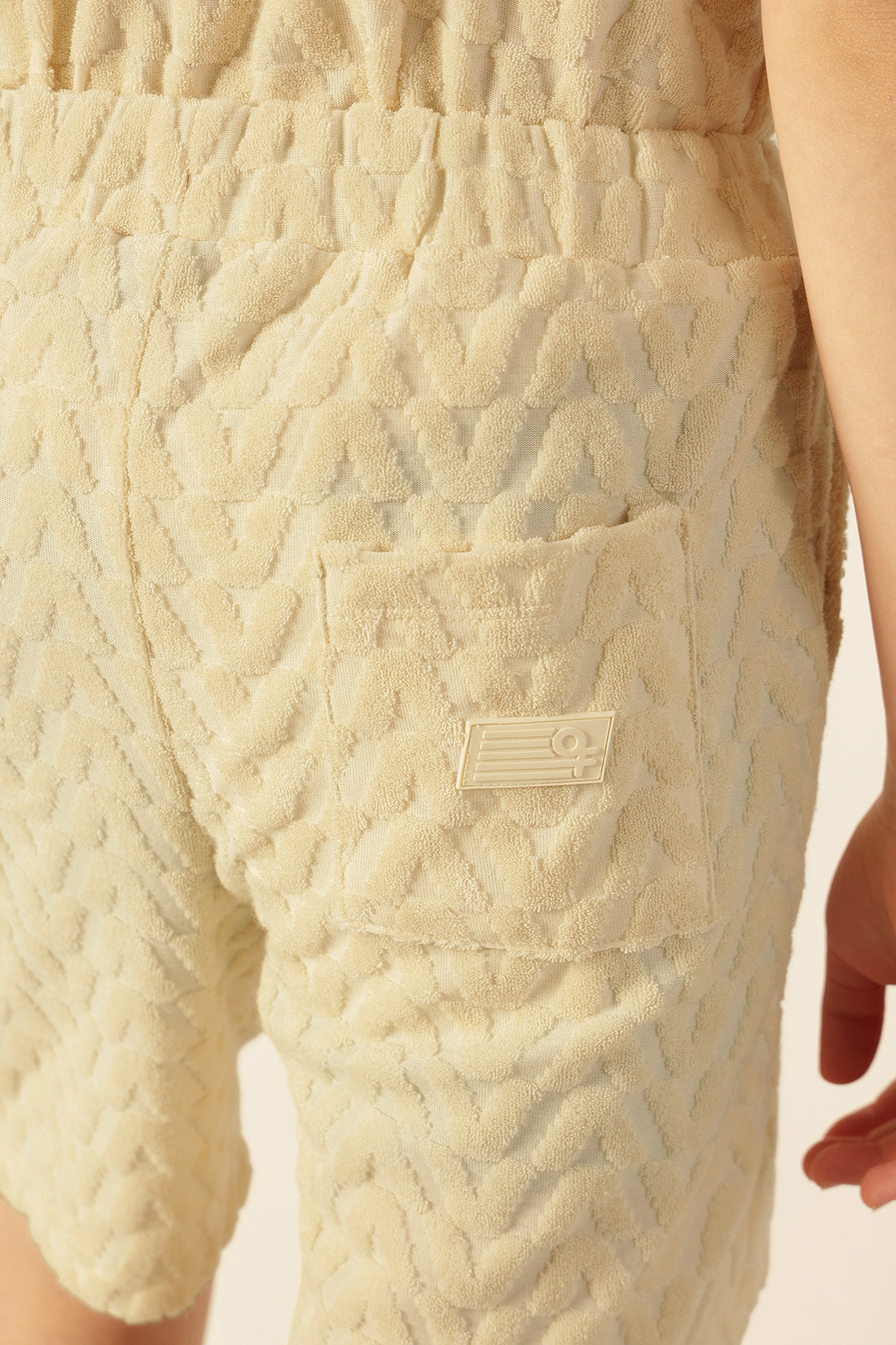 लड़कों के लिए ऑफ व्हाइट एब्सट्रैक्ट टेरी निट शॉर्ट्स