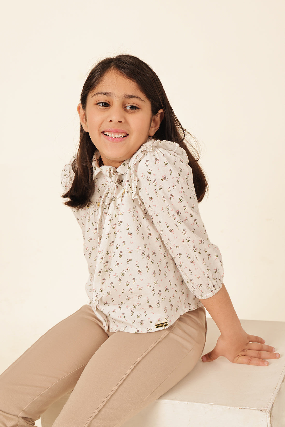 लड़कियों का ऑफ-व्हाइट फ्लोरल डोबी समर टॉप