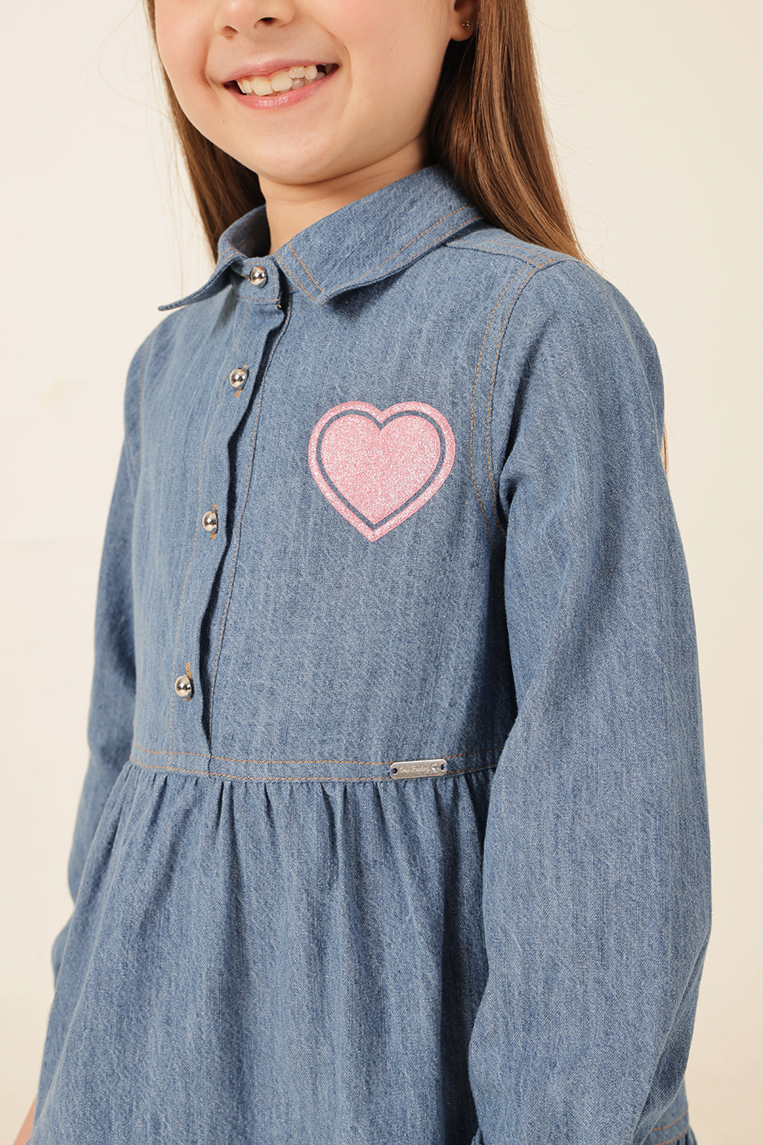 लड़कियों की नीली डेनिम शर्ट कॉलर वाली ड्रेस
