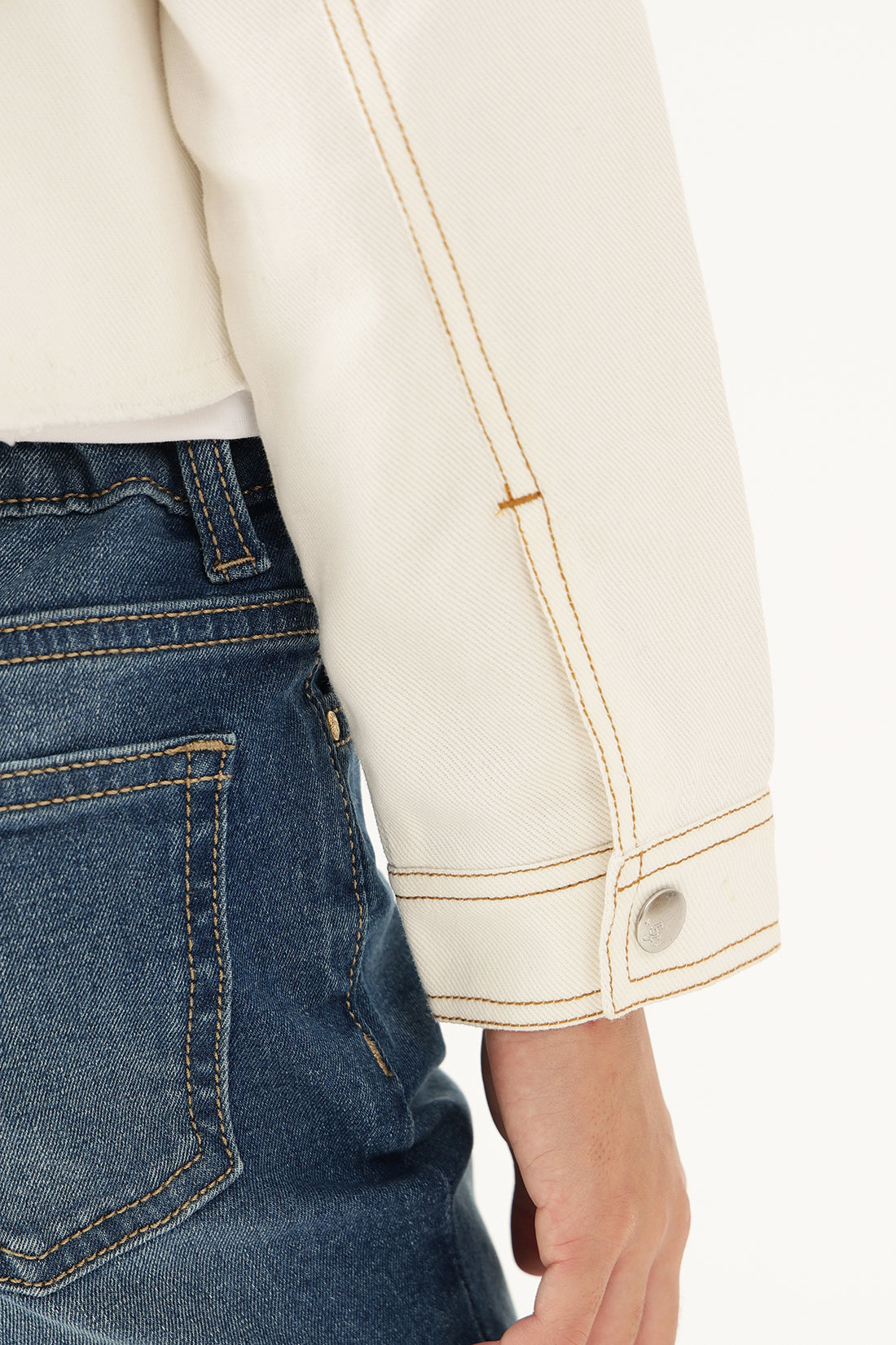 लड़कियों के लिए ऑफ-व्हाइट एब्सट्रैक्ट ड्रिल जैकेट