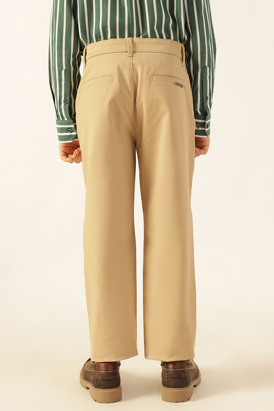 लड़कों के बेज सॉलिड एम्बेलिश्ड टवील ट्राउजर