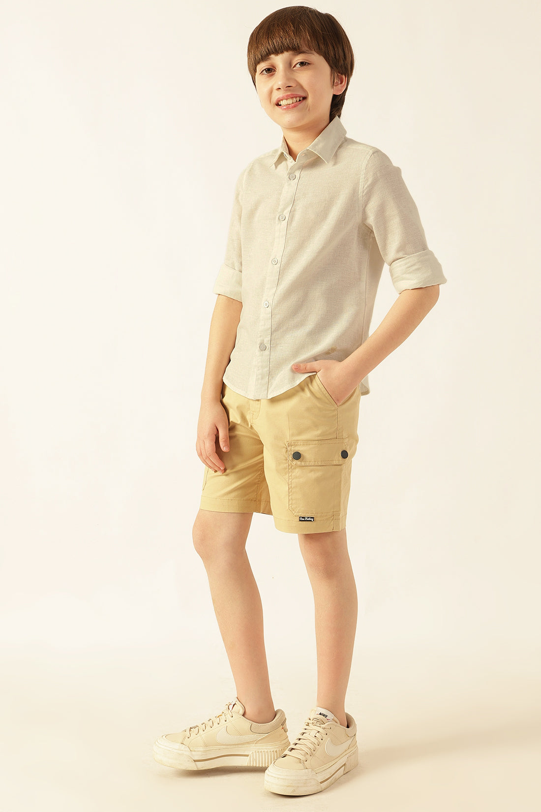 लड़कों की सफेद सॉलिड कॉटन शर्ट